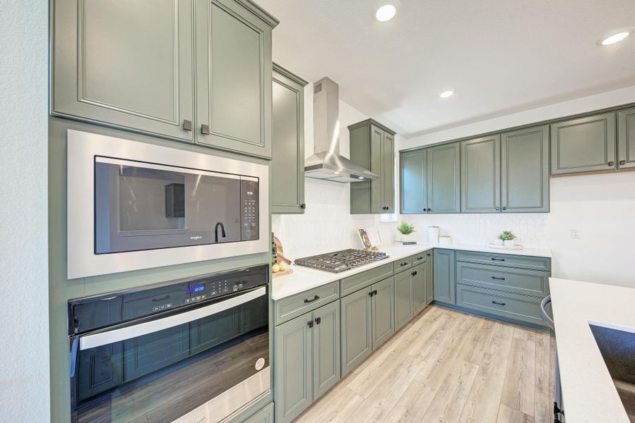 Plenty of Cabinets including pull out drawers
