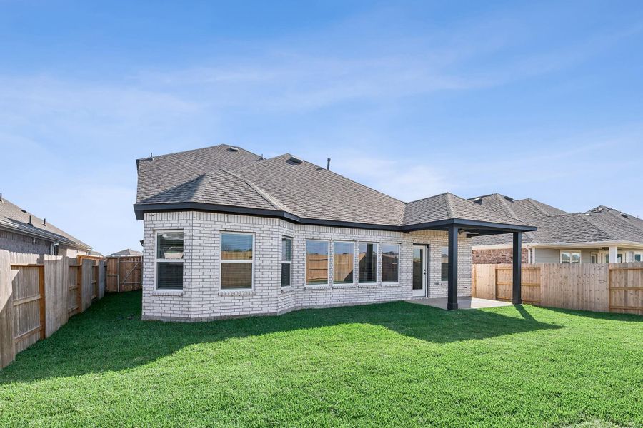 Exterior details and patio area of a home in Lago Mar, Santa Fe (Image 23).