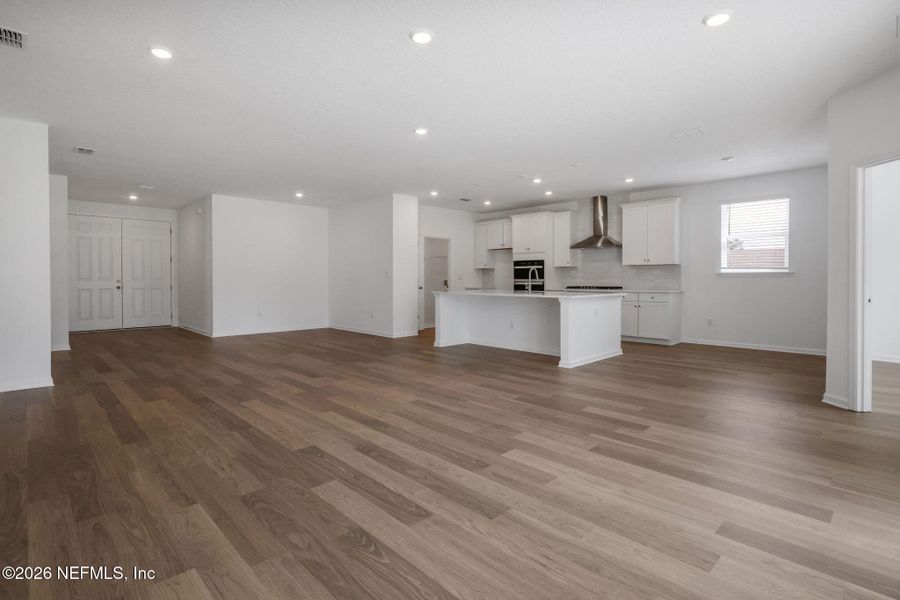 Spacious, unfurnished interior of a new home in Jennings Farm, Middleburg (Image 40).