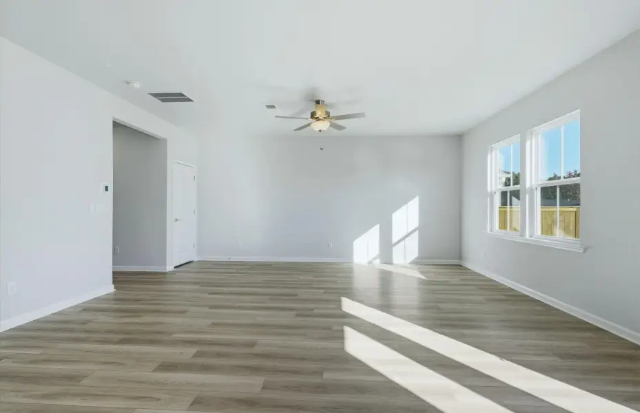 Spacious, unfurnished interior of a new home in Crestview, Spartanburg (Image 14).