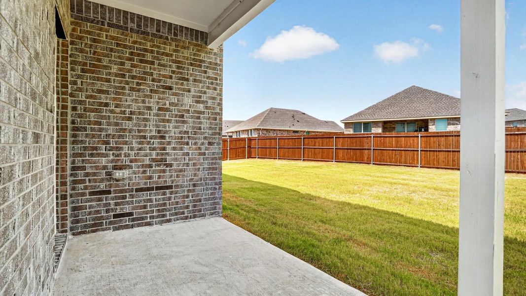Exterior details and patio area of a home in Saratoga, Granbury (Image 3).