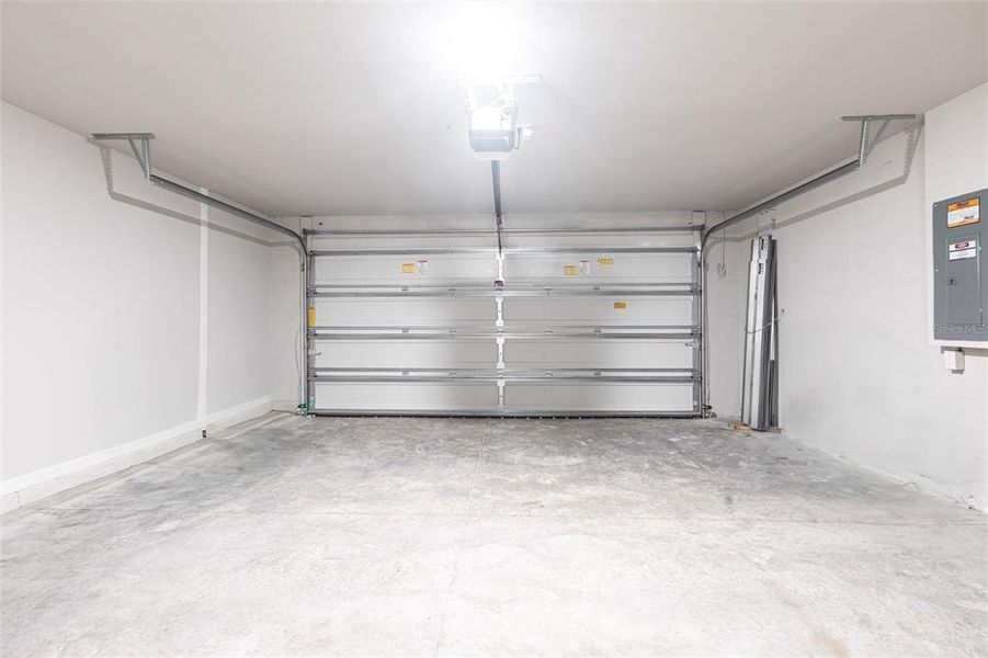 Spacious, unfurnished interior of a new home in , Port Charlotte (Image 19).