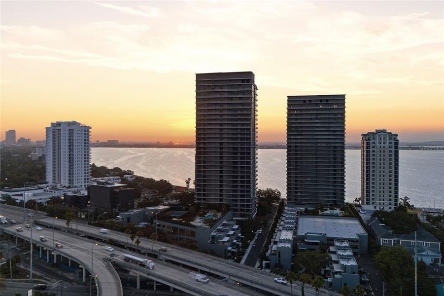 Condo located in Tampa, FL showcasing its design and architecture (Image 3).