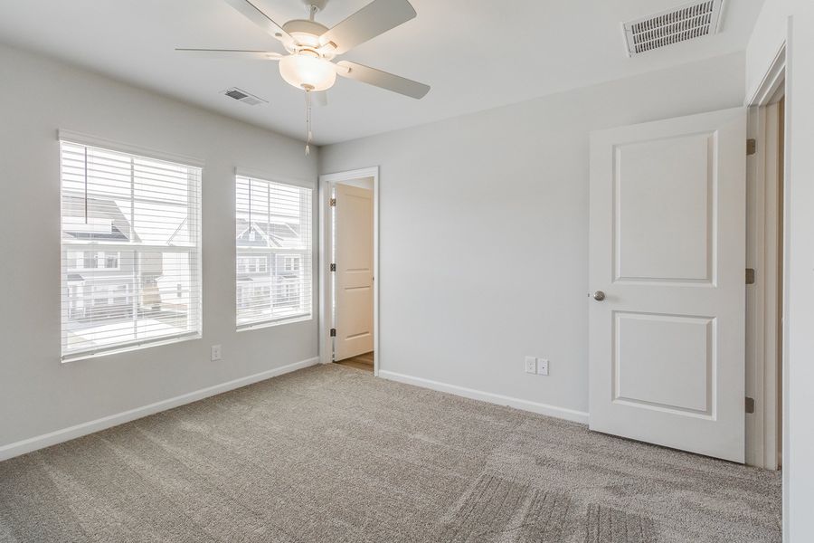 Spacious, unfurnished interior of a new home in Astoria, Columbia (Image 23).