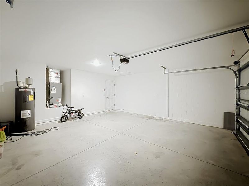 Spacious, unfurnished interior of a new home in , Ocala (Image 20).