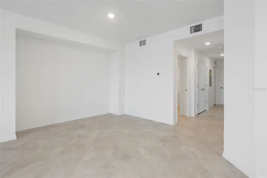 Spacious, unfurnished interior of a new home in Calusa Country Club, Lakewood Ranch (Image 21).