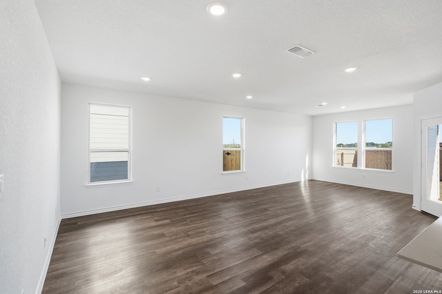 Spacious, unfurnished interior of a new home in Nopal Valley, San Antonio (Image 22).