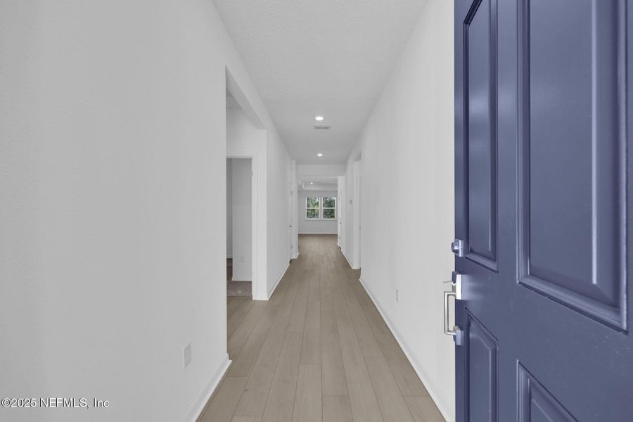 Spacious, unfurnished interior of a new home in Bradley Creek, Green Cove Springs (Image 19).