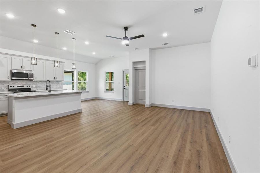 Spacious, unfurnished interior of a new home in , Log Cabin (Image 16).