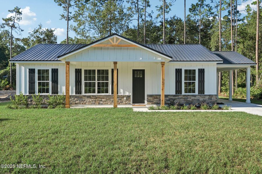 Exterior details and patio area of a home in , Palatka (Image 1).