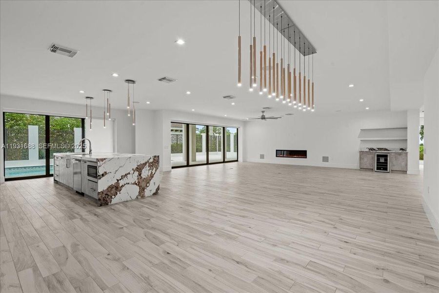 Spacious, unfurnished interior of a new home in , Naples (Image 39).