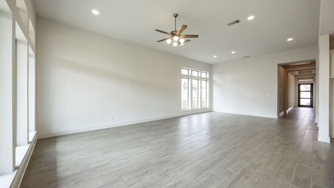 Spacious, unfurnished interior of a new home in The Colony, Bastrop (Image 11).