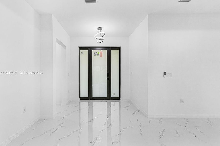 Spacious, unfurnished interior of a new home in , Cape Coral (Image 20).