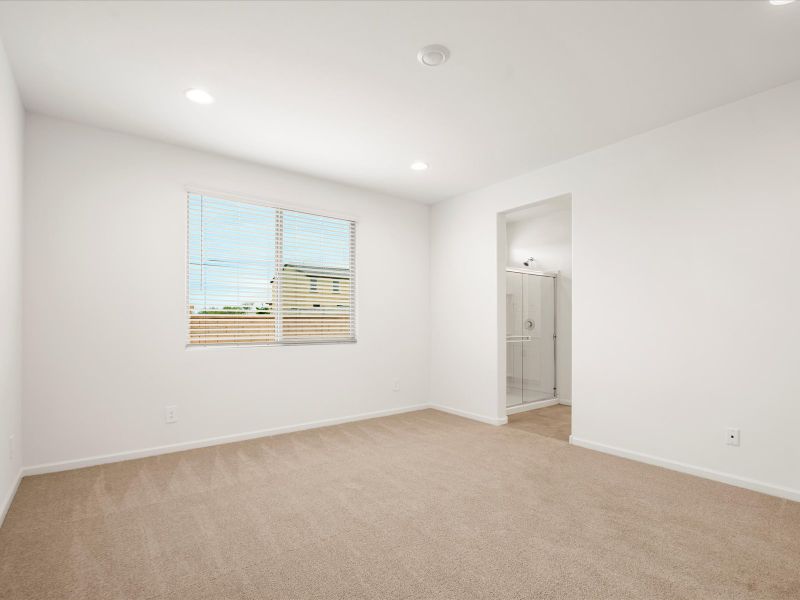 Spacious, unfurnished interior of a new home in Entrada Del Toro, Sahuarita (Image 9).
