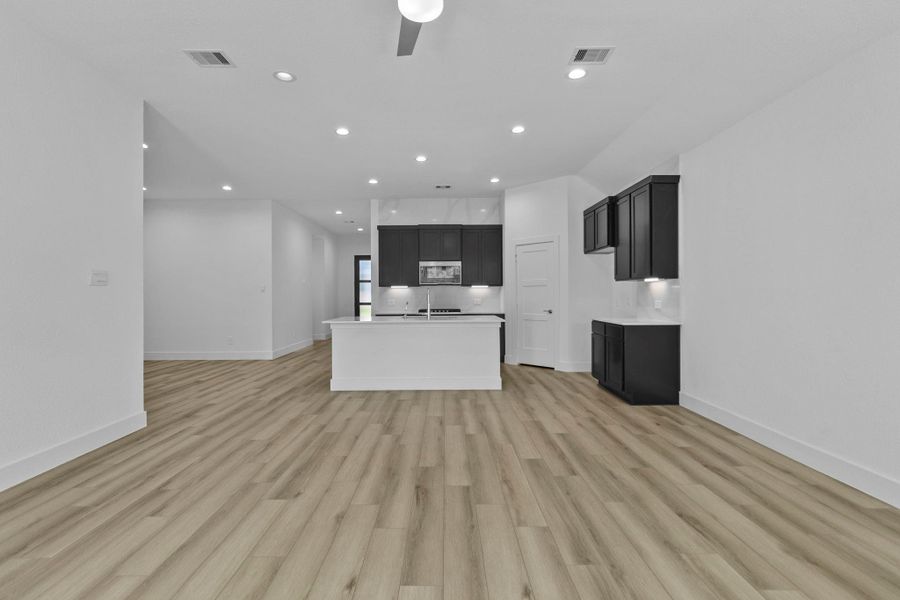 Spacious, unfurnished interior of a new home in Silverthorne, Conroe (Image 20). Spacious, unfurnished interior of a new home in Silverthorne, Conroe (Image 20).