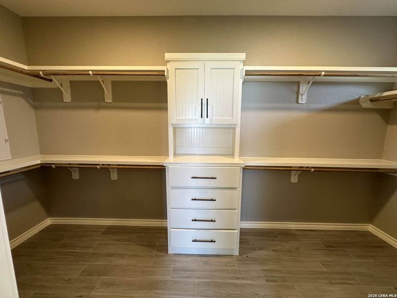 Spacious, unfurnished interior of a new home in , La Vernia (Image 13).