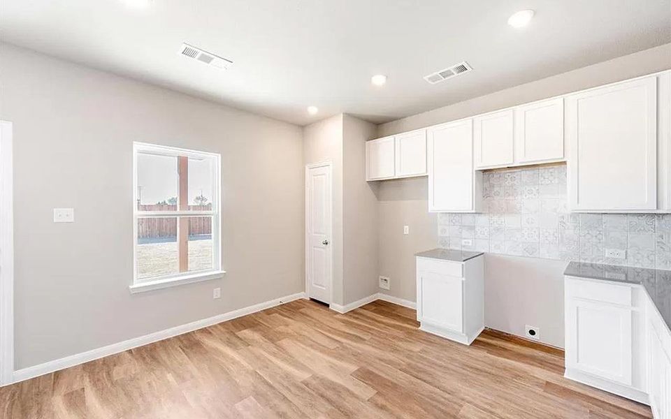 Spacious, unfurnished interior of a new home in Perkinsville, Chino Valley (Image 13).