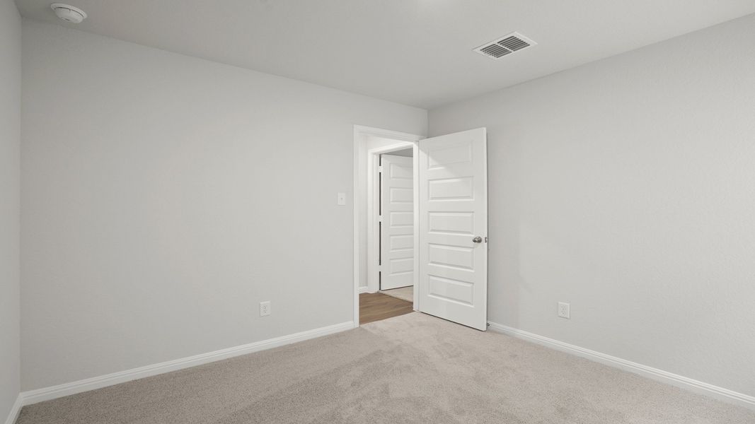 Spacious, unfurnished interior of a new home in Timber Creek, San Antonio (Image 10).