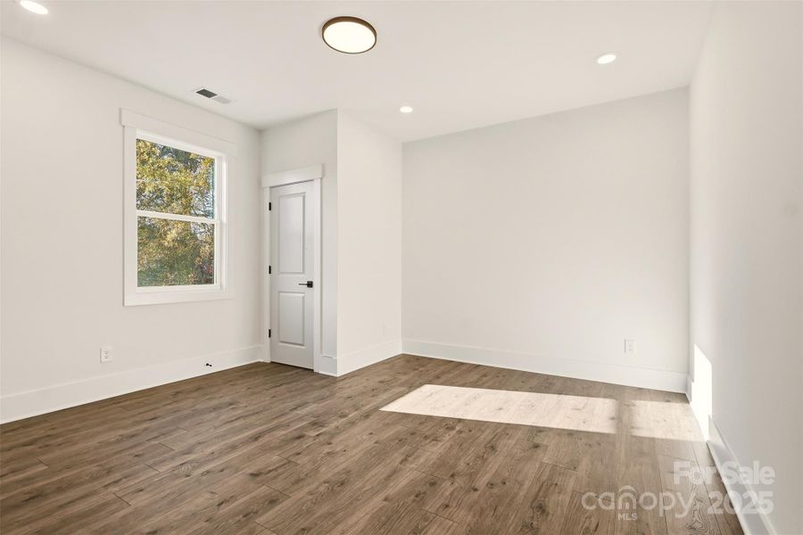 Spacious, unfurnished interior of a new home in , Monroe (Image 19).