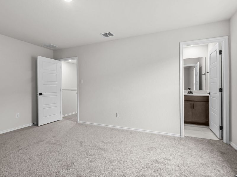Spacious, unfurnished interior of a new home in Royal Crest, San Antonio (Image 28).