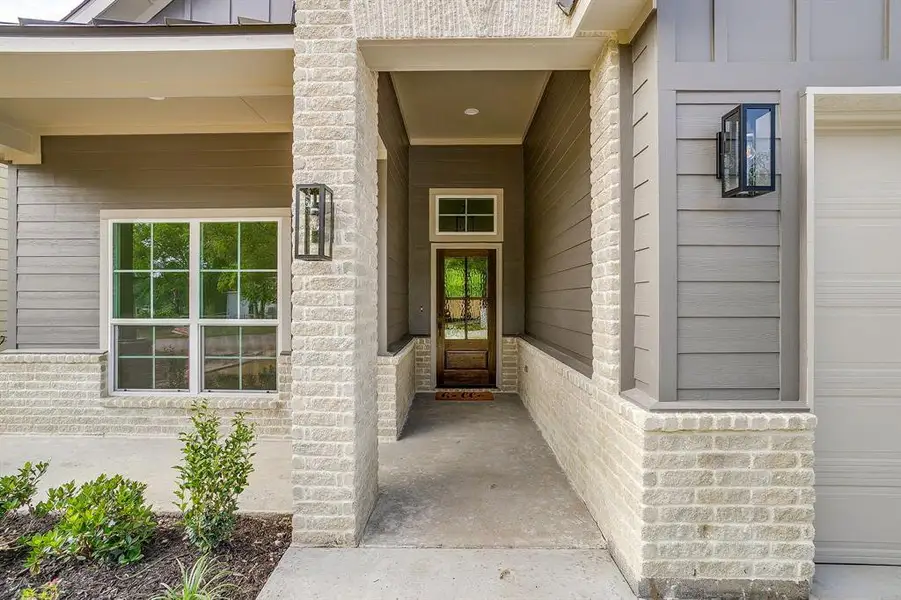 Exterior details and patio area of a home in , Sansom Park (Image 3).