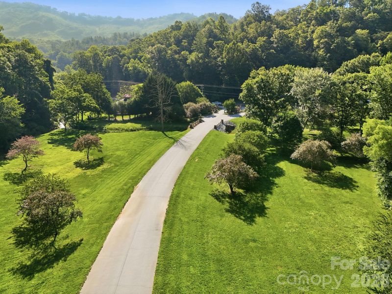 Natural landscape and outdoor views near in Hendersonville (Image 23). Natural landscape and outdoor views near in Hendersonville (Image 23).