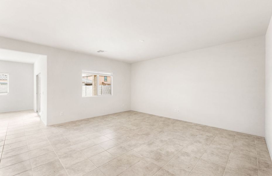 Spacious, unfurnished interior of a new home in El Rancho Santa Rosa, Maricopa (Image 15).