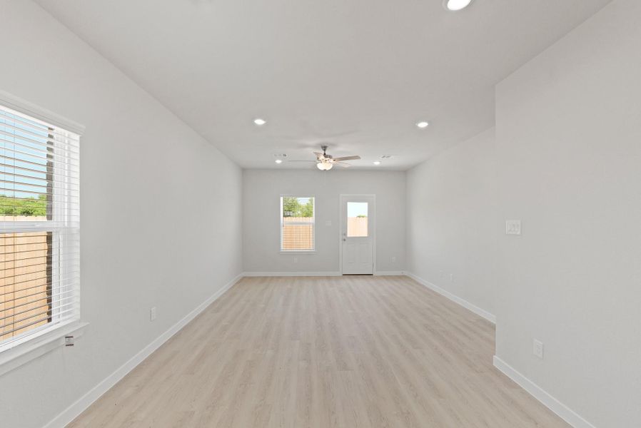 Spacious, unfurnished interior of a new home in River Ranch Trails, Dayton (Image 26).