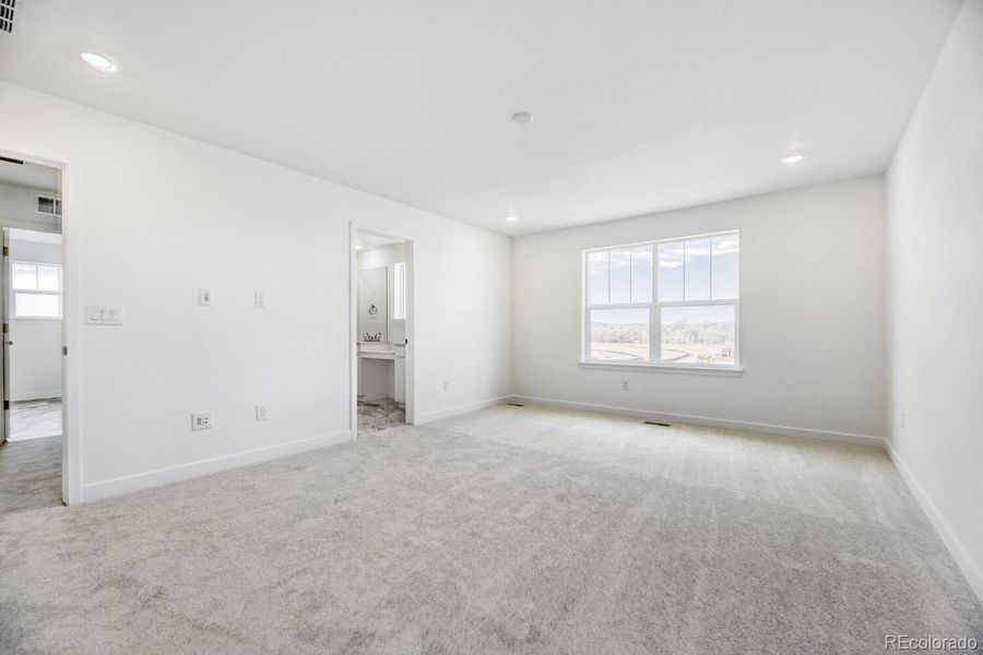 Spacious, unfurnished interior of a new home in Vermilion Creek, Centennial (Image 10).