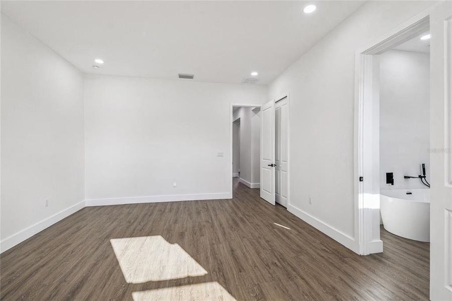 Spacious, unfurnished interior of a new home in , Spring Hill (Image 25).