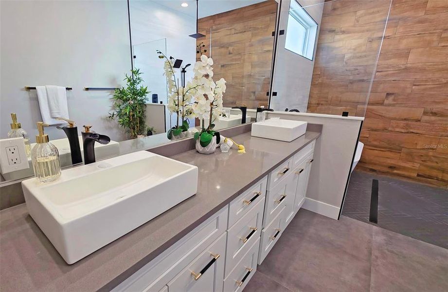 Furnished interior view inside a new home in , Sarasota (Image 69).