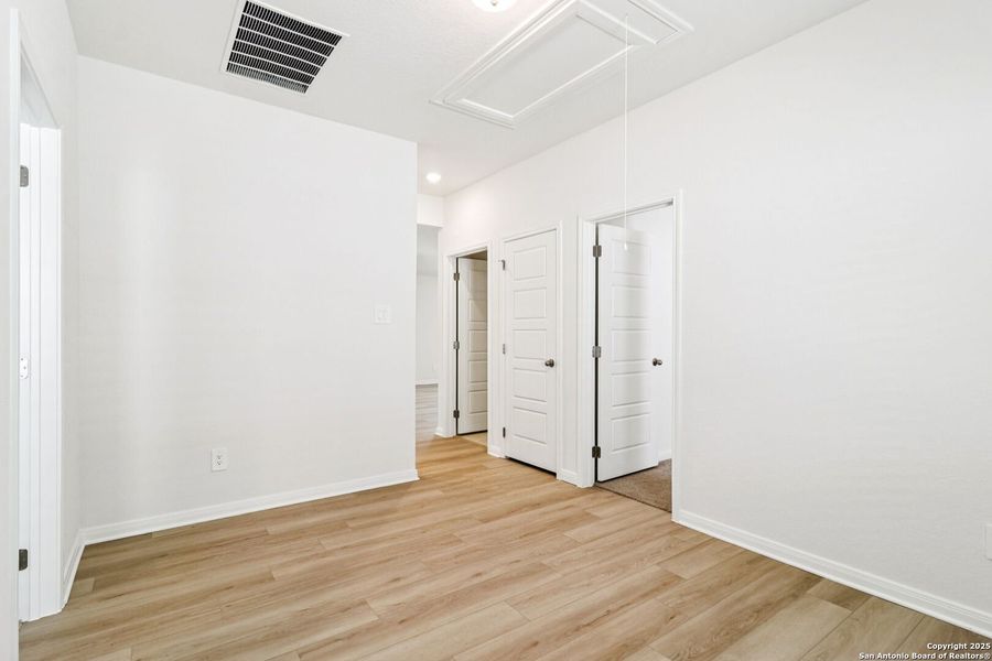 Spacious, unfurnished interior of a new home in Lark Canyon, New Braunfels (Image 16).