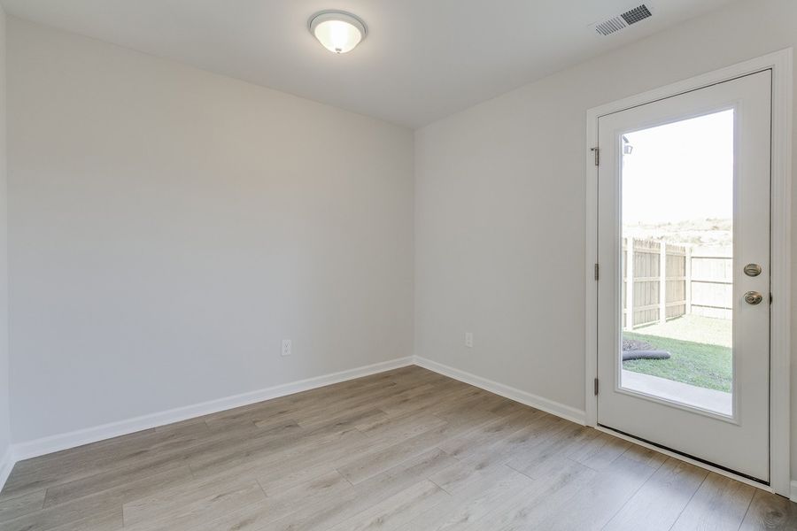 Spacious, unfurnished interior of a new home in Astoria, Columbia (Image 17).