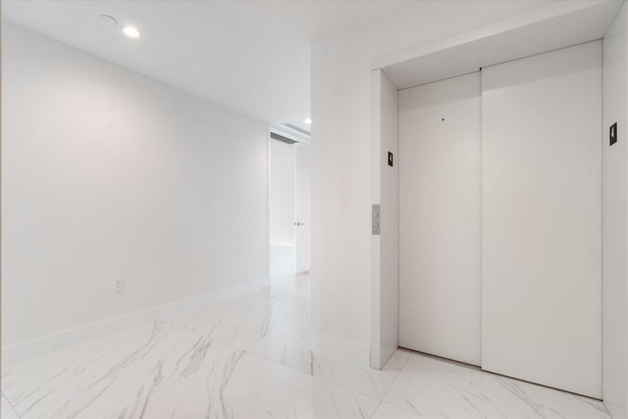 Spacious, unfurnished interior of a new home in Royal Palm Residences, Boca Raton (Image 38).