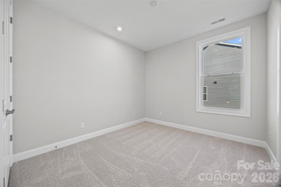 Spacious, unfurnished interior of a new home in Handsmill on Lake Wylie, York (Image 31).