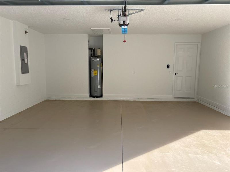 Spacious, unfurnished interior of a new home in , Citrus Springs (Image 18).