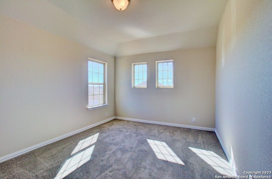 Spacious, unfurnished interior of a new home in Meyer Ranch - Enclave, New Braunfels (Image 14).