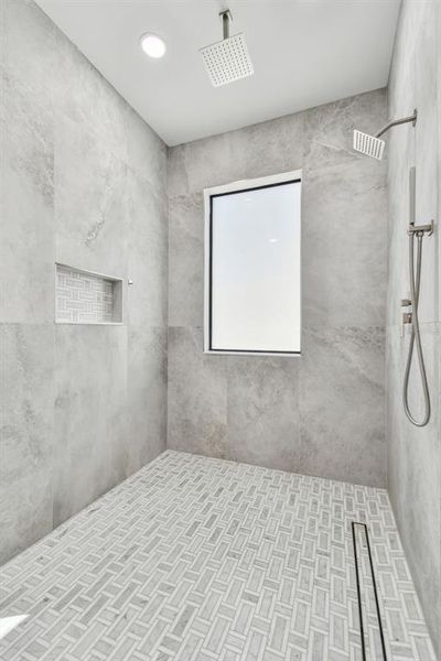 Primary En-Suite Bathroom - 6' x 6' shower