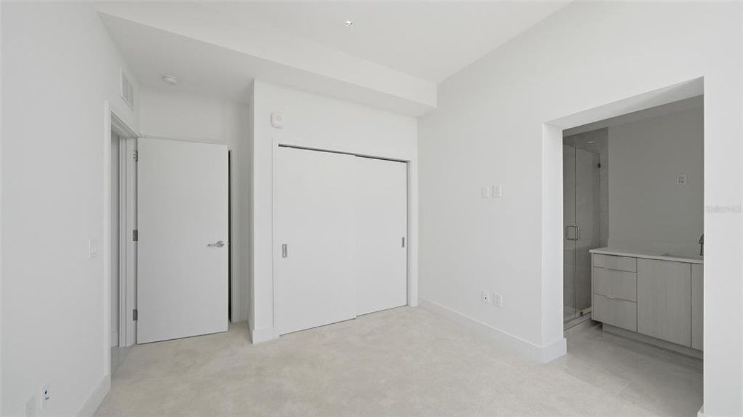Spacious, unfurnished interior of a new home in , Sarasota (Image 21).