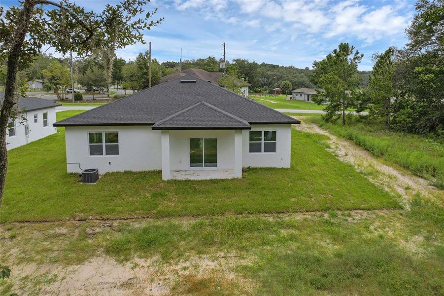 Exterior details and patio area of a home in , Dunnellon (Image 3).