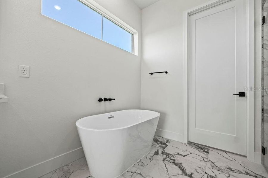 Furnished interior view inside a new home in , Lake Alfred (Image 11).