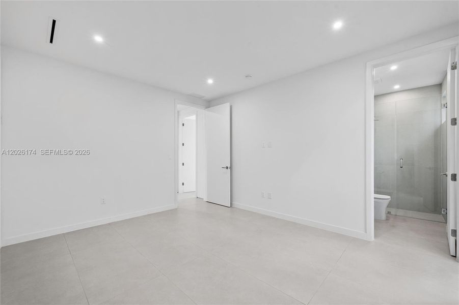 Spacious, unfurnished interior of a new home in , Miami (Image 20).