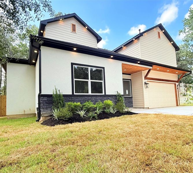 Exterior details and patio area of a home in , New Caney (Image 2).