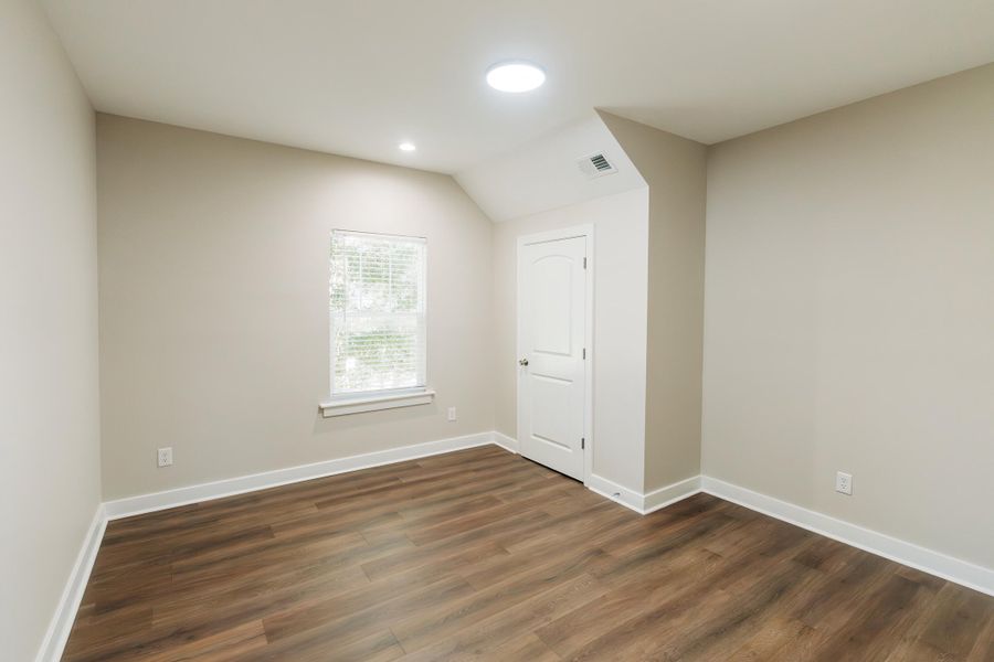 Spacious, unfurnished interior of a new home in , Walterboro (Image 29).