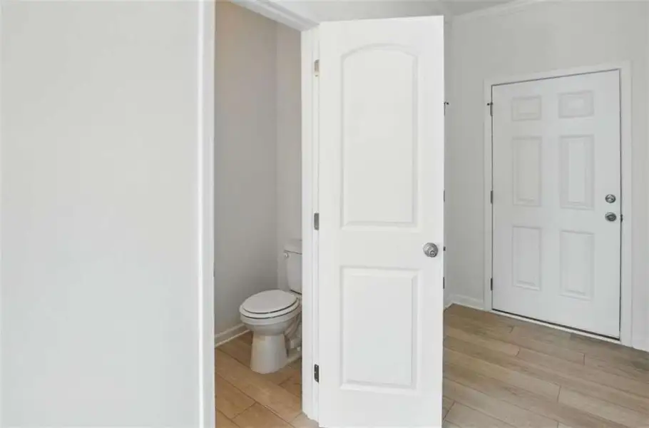 Spacious, unfurnished interior of a new home in Creekside Landing, Dallas (Image 14).