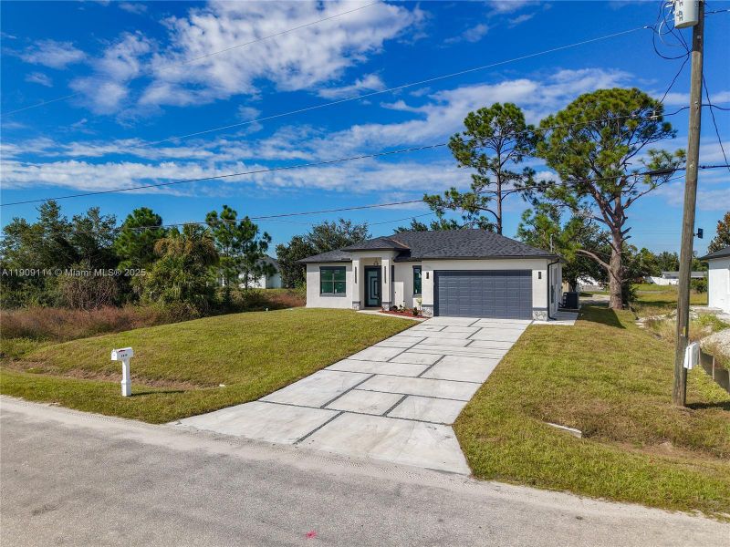 Community amenities in , Lehigh Acres (Image 44).