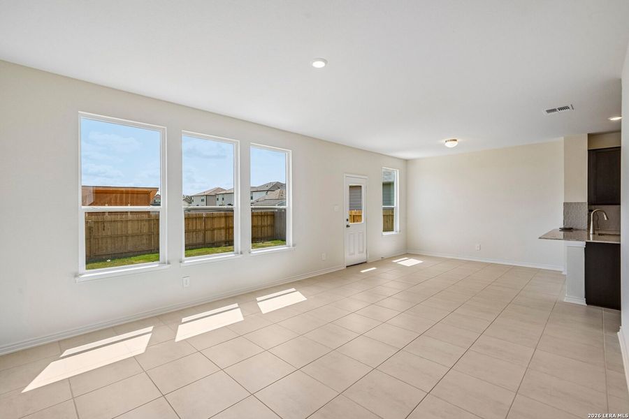 Spacious, unfurnished interior of a new home in Woodside Farms, Seguin (Image 20).