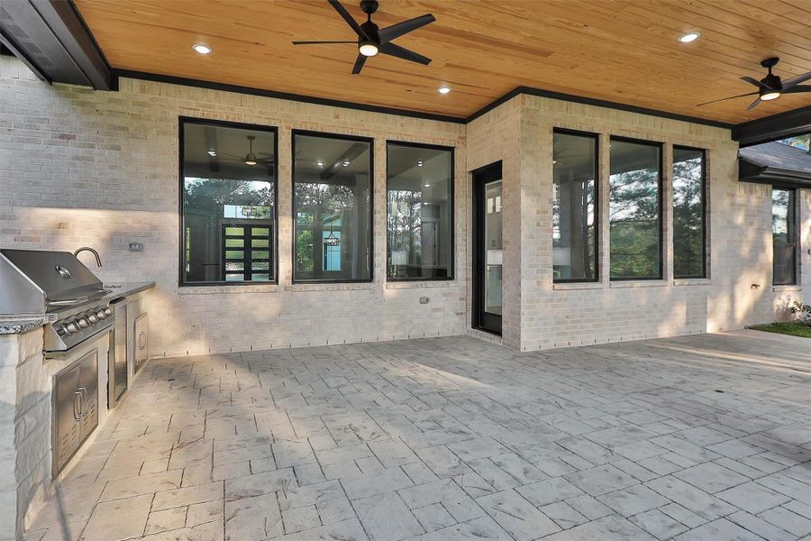 Spacious covered patio. Spacious covered patio.