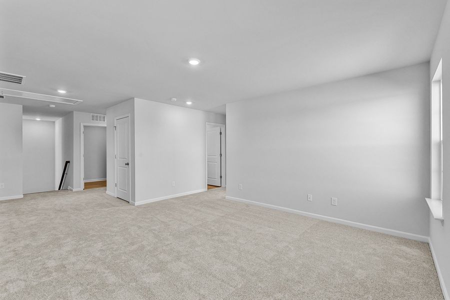 Spacious, unfurnished interior of a new home in Fieldstone, Lexington (Image 39).