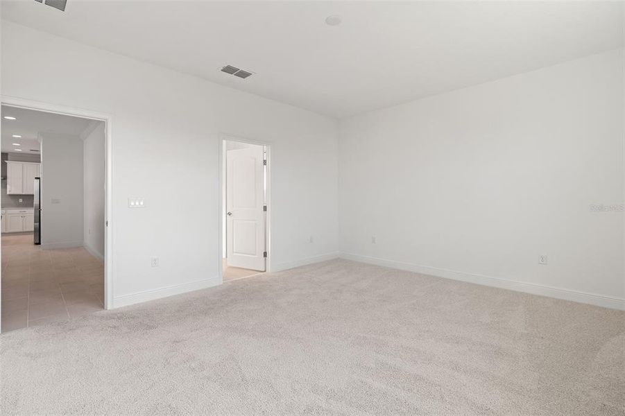 Spacious, unfurnished interior of a new home in Lakes at Harmony, Harmony (Image 24).